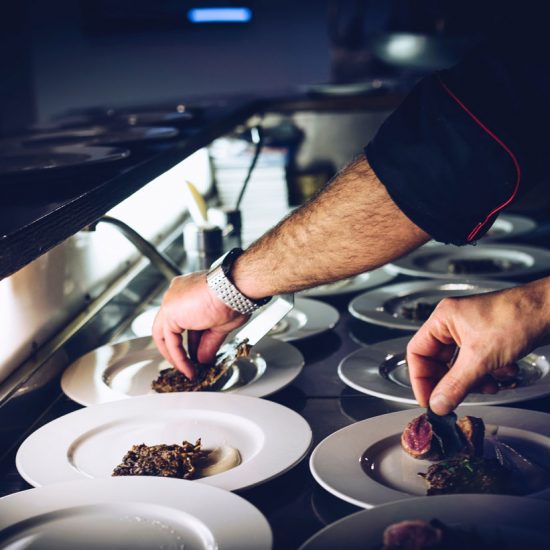 chef-preparing-food-550x550-1 chef-preparing-food-550x550-1